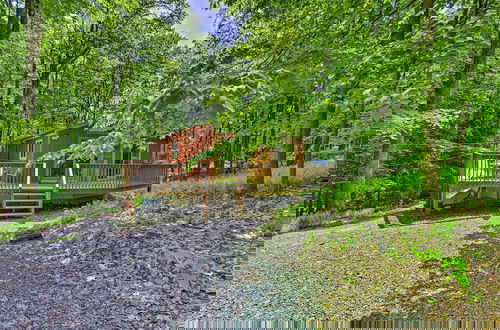 Foto 42 - Walk to Lake & Beach: Pocono Cabin w/ Fire Pit