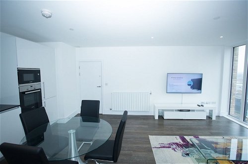 Photo 17 - Highview 2-bed Apartment in London