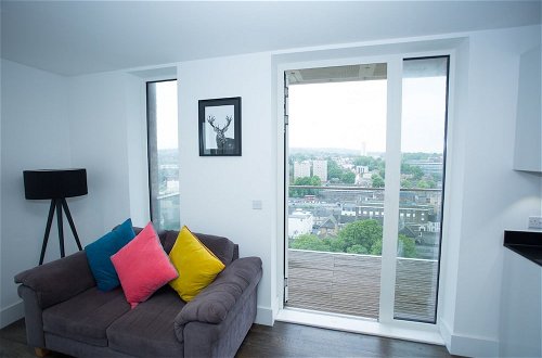 Photo 13 - Highview 2-bed Apartment in London