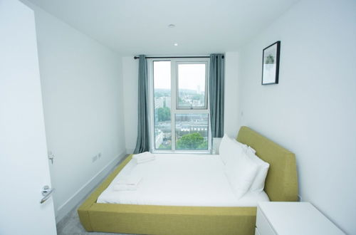 Photo 10 - Highview 2-bed Apartment in London