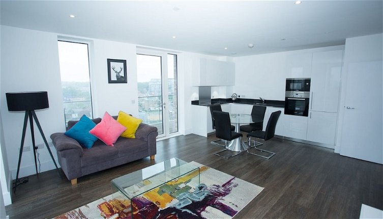 Photo 1 - Highview 2-bed Apartment in London
