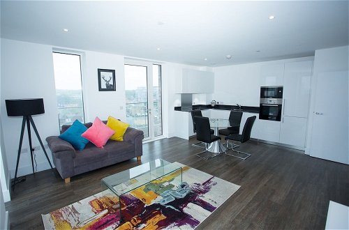 Photo 1 - Highview 2-bed Apartment in London