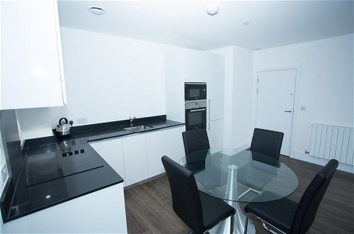 Photo 12 - Highview 2-bed Apartment in London