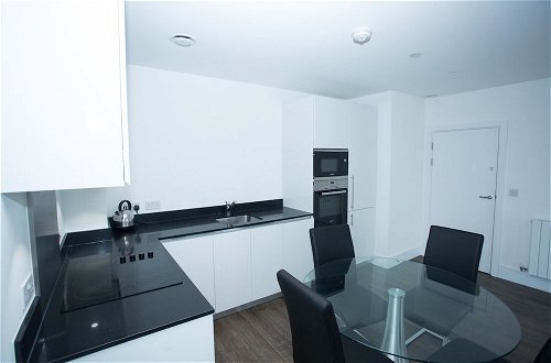 Photo 11 - Highview 2-bed Apartment in London
