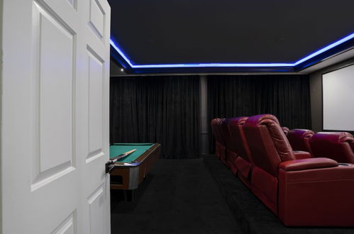 Foto 38 - Luxurious Home with Theatre Room