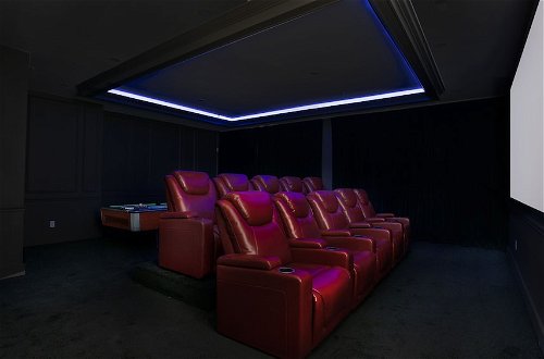 Foto 40 - Luxurious Home with Theatre Room