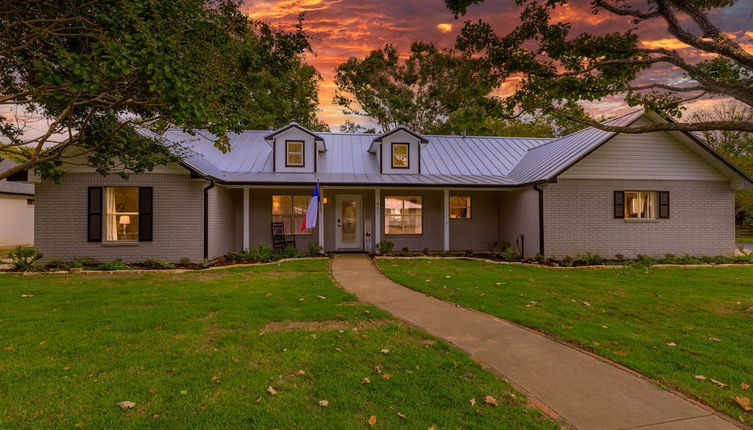 Photo 1 - Luxury Haus - Great Backyard, Firepit, Bocce Ball