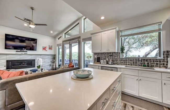 Upscale 5BR Home on Lake Travis With Hottub & Lake Views - Foto 15