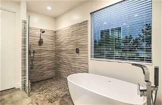 Foto 2 - Sleek & Modern Home w/ Views & Pool Access