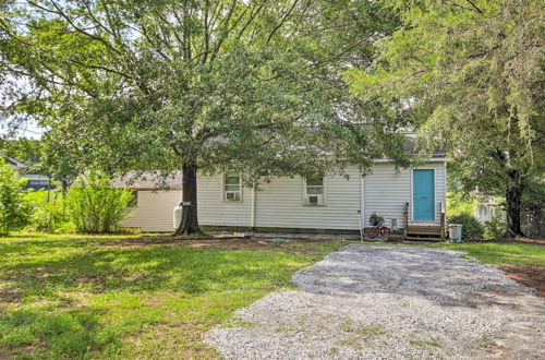 Foto 20 - Adorable Lakefront Cottage w/ Dock & Grill