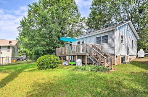 Foto 2 - Adorable Lakefront Cottage w/ Dock & Grill