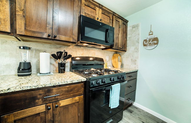 Fascinating 1br/1 BA Near Festive DT and Riverwalk - Photo 8