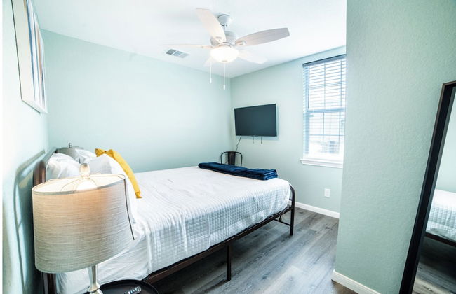 Fascinating 1br/1 BA Near Festive DT and Riverwalk - Photo 2