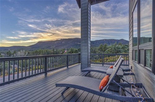 Foto 7 - Modern Pine Retreat w/ Deck & Stunning Views