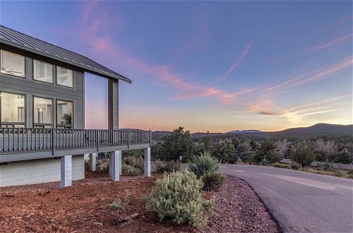 Foto 19 - Modern Pine Retreat w/ Deck & Stunning Views