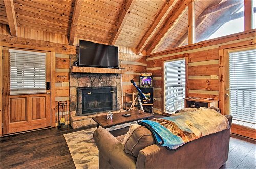 Foto 7 - Sevierville Cabin w/ Private Hot Tub & Fireplace