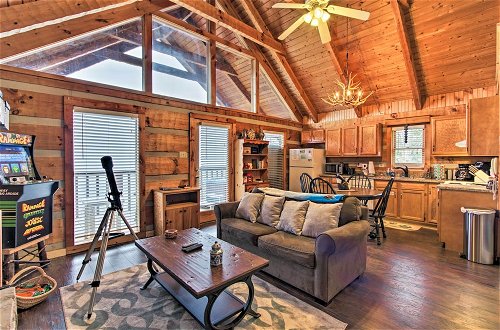 Foto 1 - Sevierville Cabin w/ Private Hot Tub & Fireplace