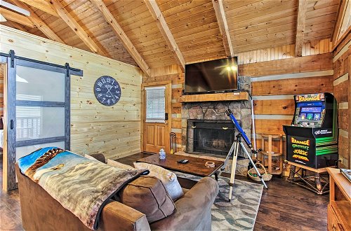 Foto 17 - Sevierville Cabin w/ Private Hot Tub & Fireplace