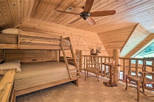 Foto 17 - Lavish Hayesville Cabin w/ Deck & Mountain Views