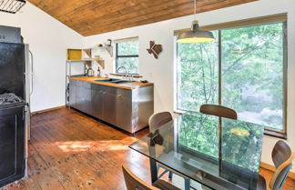 Photo 2 - Chic East Austin Studio Bungalow w/ Spacious Yard