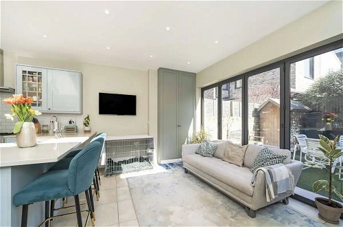 Photo 23 - Modern & Luminous 3BD Family Home - Fulham