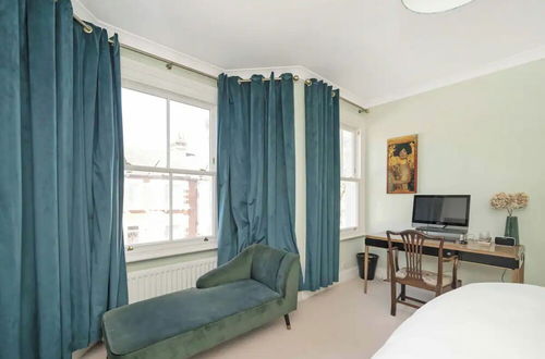 Photo 3 - Modern & Luminous 3BD Family Home - Fulham