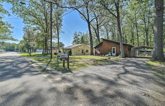 Photo 2 - Charming Houghton Lake Cottage w/ Backyard