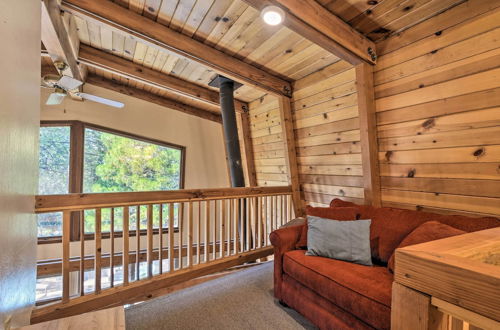 Photo 12 - Charming Strawberry Cabin w/ Private Deck