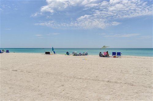 Photo 12 - Bright & Sunny Florida Retreat - Walk to Beach