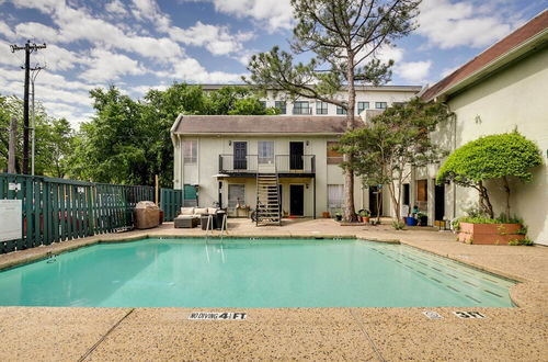 Foto 15 - Comfortable & Artsy Dallas Condo w/ Community Pool