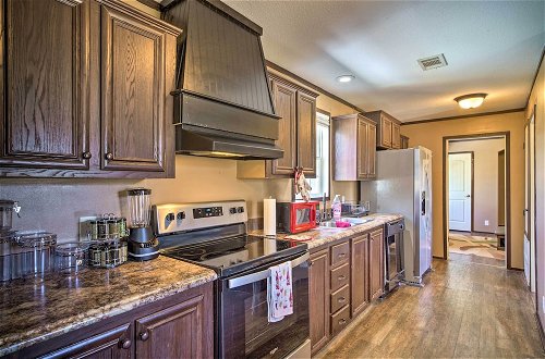 Foto 6 - Warm + Inviting Denham Springs Home w/ Deck