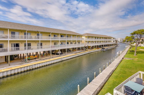 Photo 15 - Canalfront Condo w/ Pool - Walk to Destin Beach