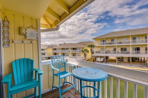 Photo 11 - Canalfront Condo w/ Pool - Walk to Destin Beach