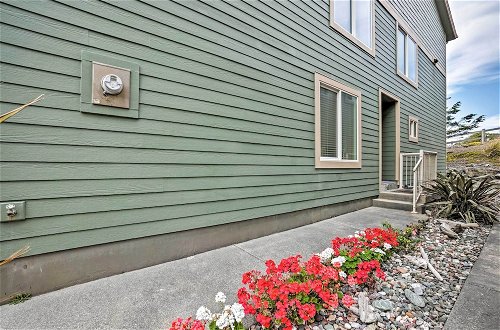 Foto 7 - Gold Beach Townhome With Ocean Views & Sunroom