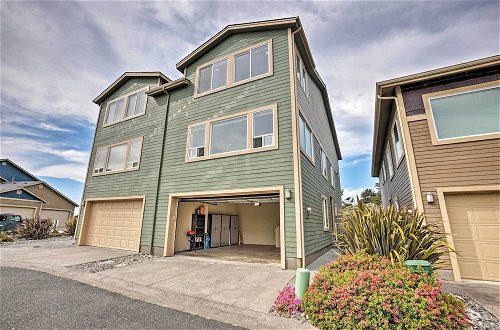 Foto 11 - Gold Beach Townhome With Ocean Views & Sunroom