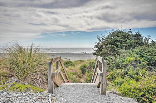 Foto 21 - Gold Beach Townhome With Ocean Views & Sunroom