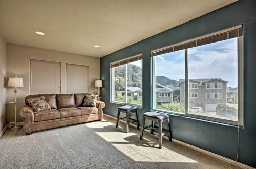 Foto 2 - Gold Beach Townhome With Ocean Views & Sunroom