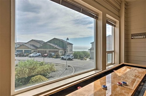 Foto 8 - Gold Beach Townhome With Ocean Views & Sunroom