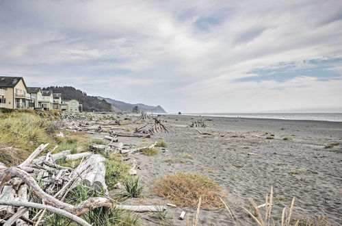 Foto 27 - Gold Beach Townhome With Ocean Views & Sunroom