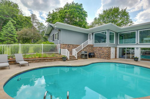 Foto 45 - Spacious Rochester Home w/ Heated Pool & Hot Tub