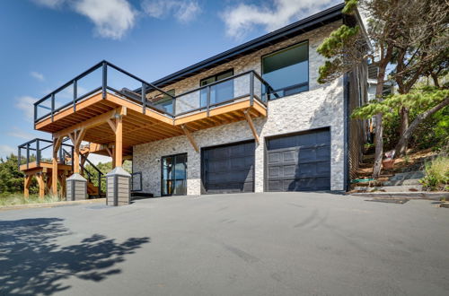 Photo 13 - Pacific Penthouse With Sunroom & Ocean Views