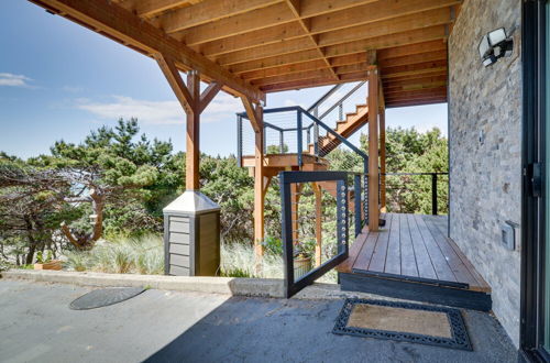 Photo 20 - Pacific Penthouse With Sunroom & Ocean Views