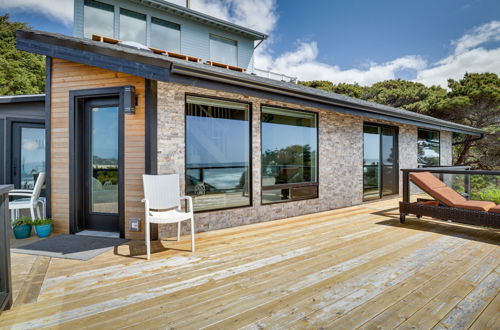 Photo 22 - Pacific Penthouse With Sunroom & Ocean Views