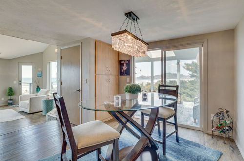 Photo 14 - Pacific Penthouse With Sunroom & Ocean Views