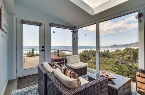 Photo 32 - Pacific Penthouse With Sunroom & Ocean Views