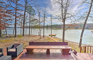 Foto 1 - Lakefront Vacation Rental w/ Deck & 2 Docks