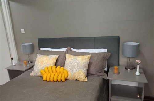 Photo 7 - Luxurious 3 bed House Modern Open Plan- Borehole - 2046