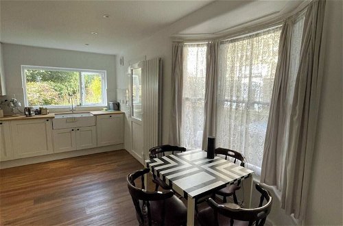 Photo 10 - Charming & Spacious 3BD Victorian Home -stockwell