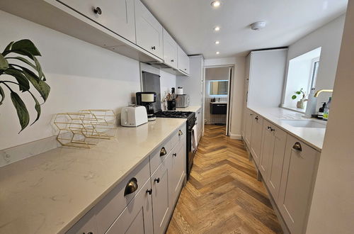 Foto 11 - Spacious & Renovated 1-bed Garden Flat in London