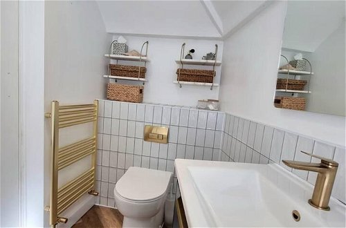 Photo 15 - Spacious & Renovated 1-bed Garden Flat in London